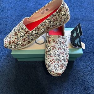 Tom’s Women's Skull Print Slip-On Shoes